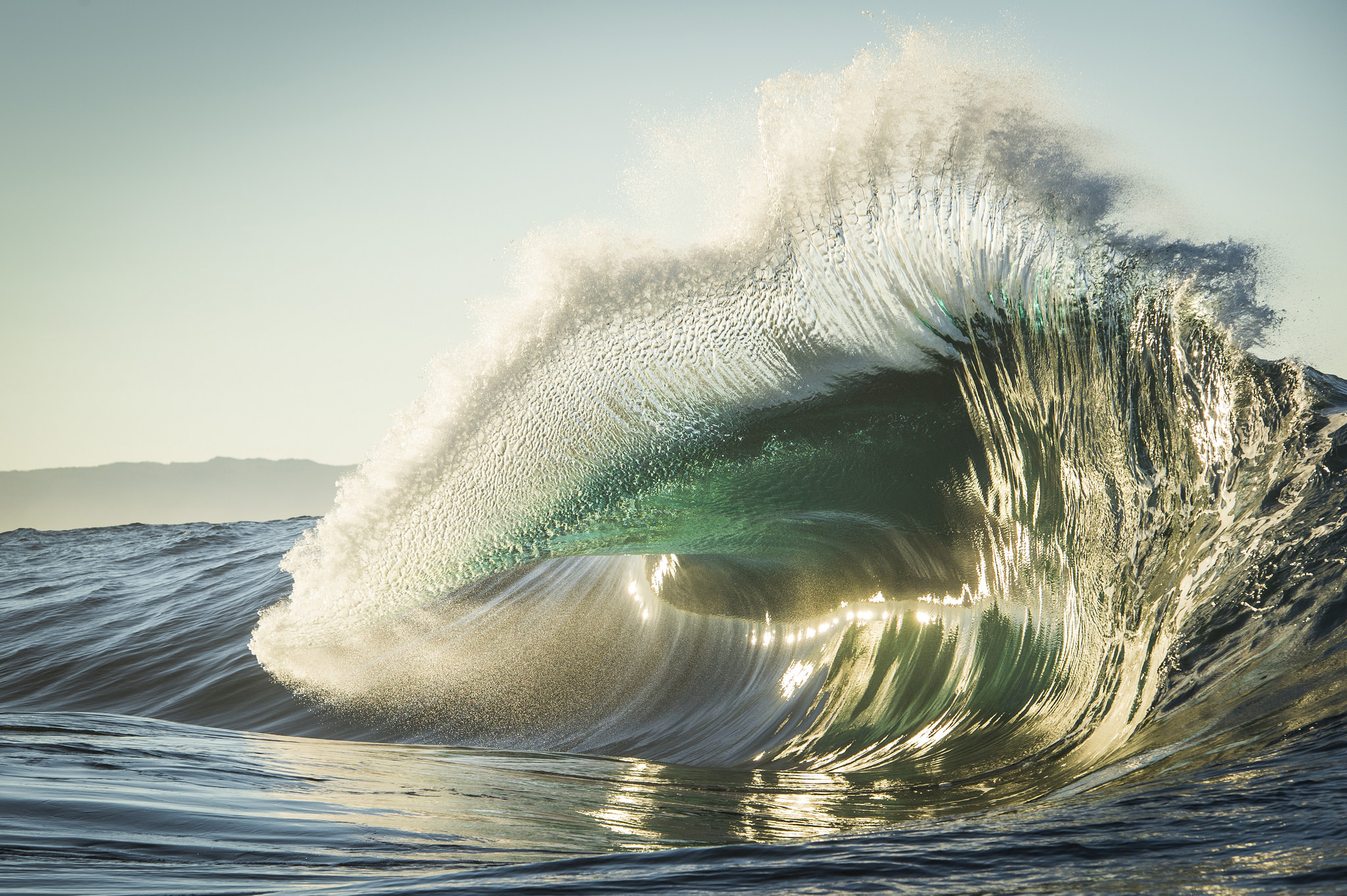 Шапка гребня волны. Большие волны. Высокие волны. На гребне волны. Красота моря.